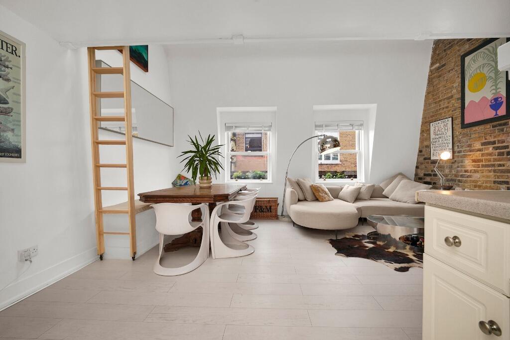 Apartment in London, Soho - View 3