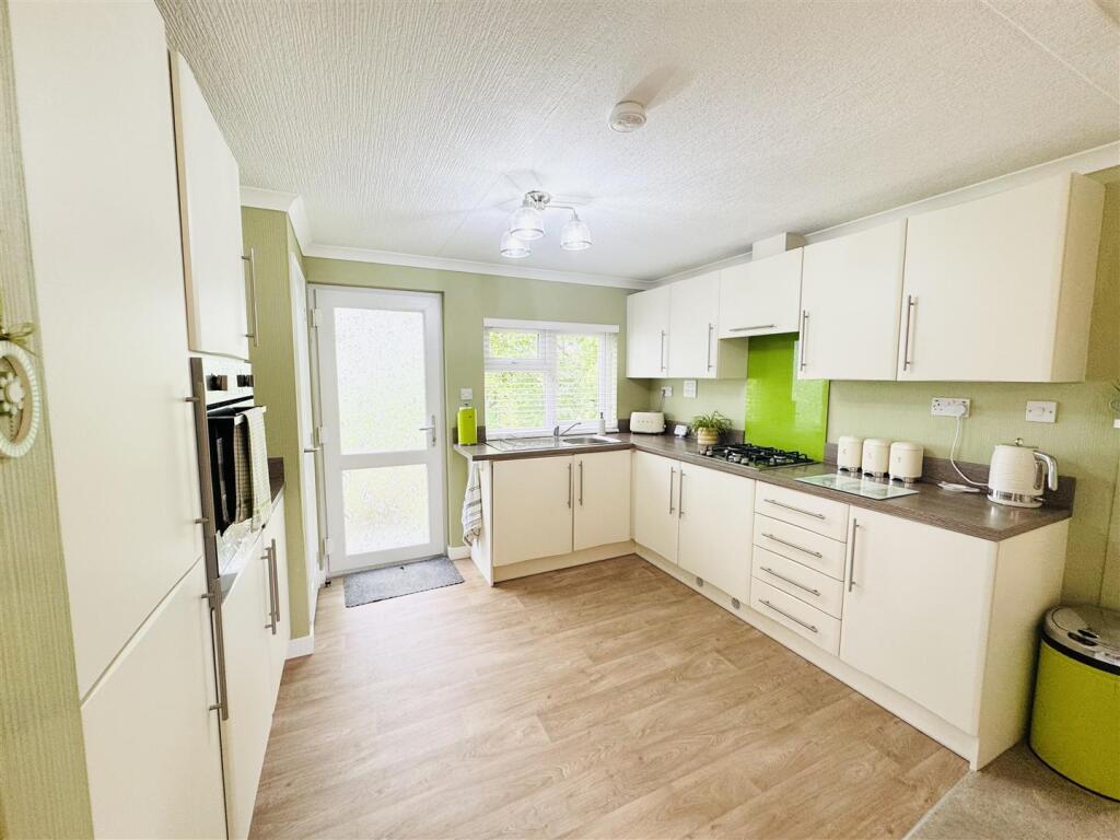 Bank End Lane, Clayton West, Huddersfield, HD8 9ZA photo 4