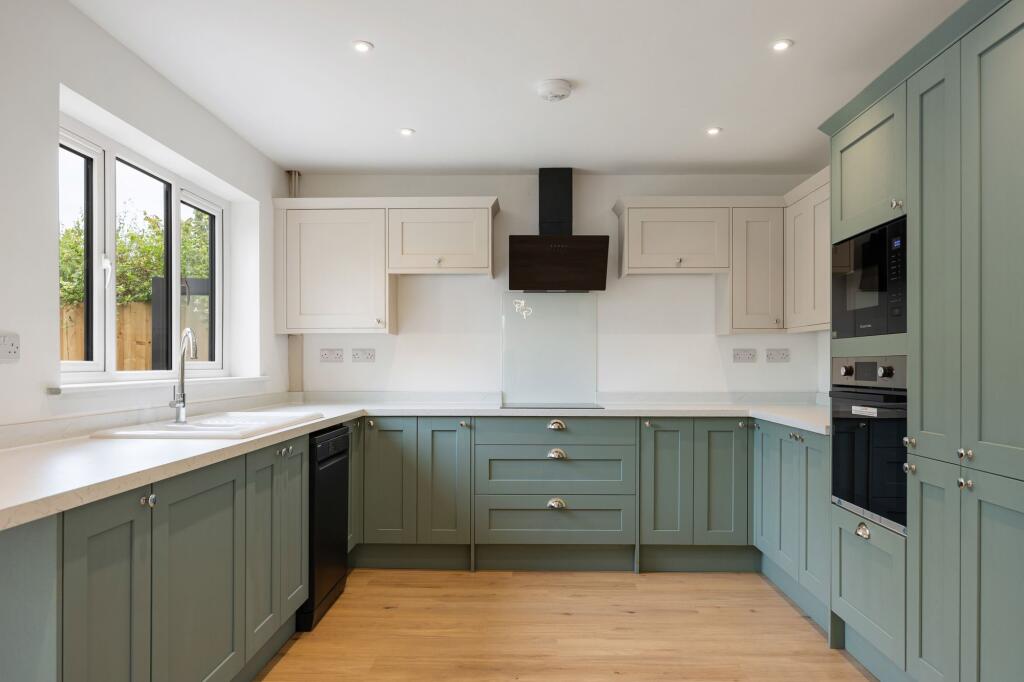 Stunning detached 5 bed, 4 bathroom home in the heart of Congresbury photo 2