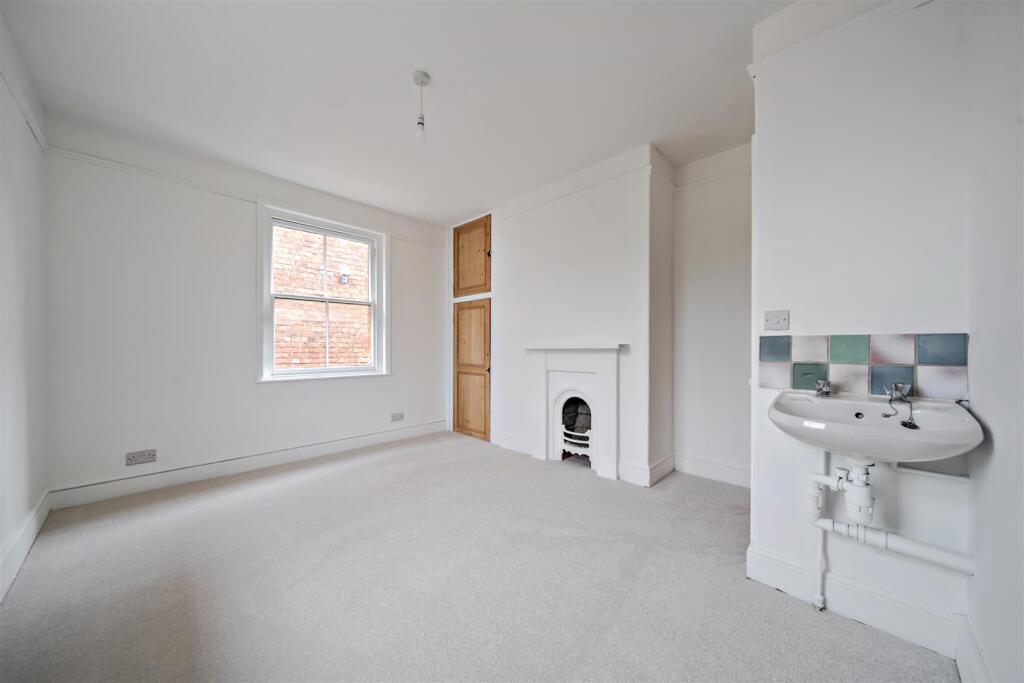 House in Shrewsbury, Shropshire - More