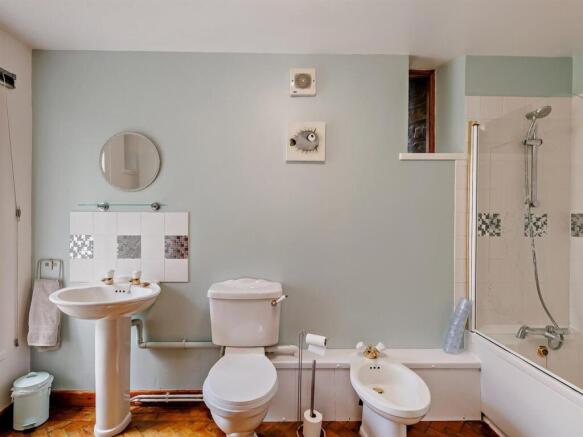 EN SUITE BATHROOM