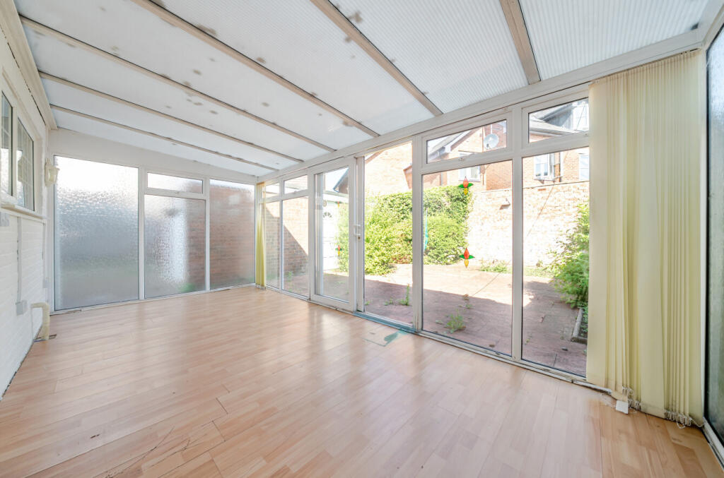Fern Road, Farncombe, Surrey, GU7 photo 3