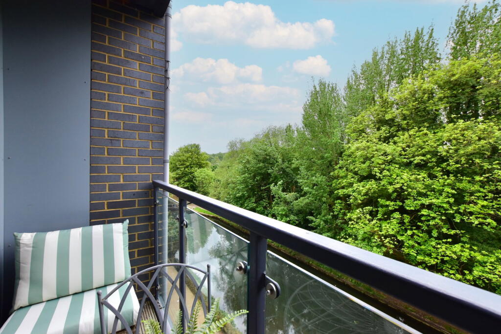 Longman House, The Embankment, Hemel Hempstead, HP3 9GH - More