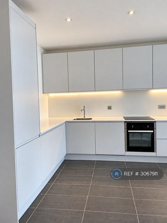Apartment in Salford, Greater Manchester - View 3