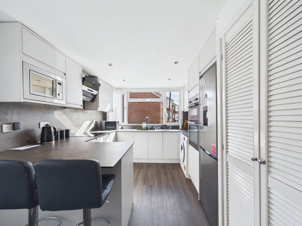 Apartment in Torquay, Torbay - More