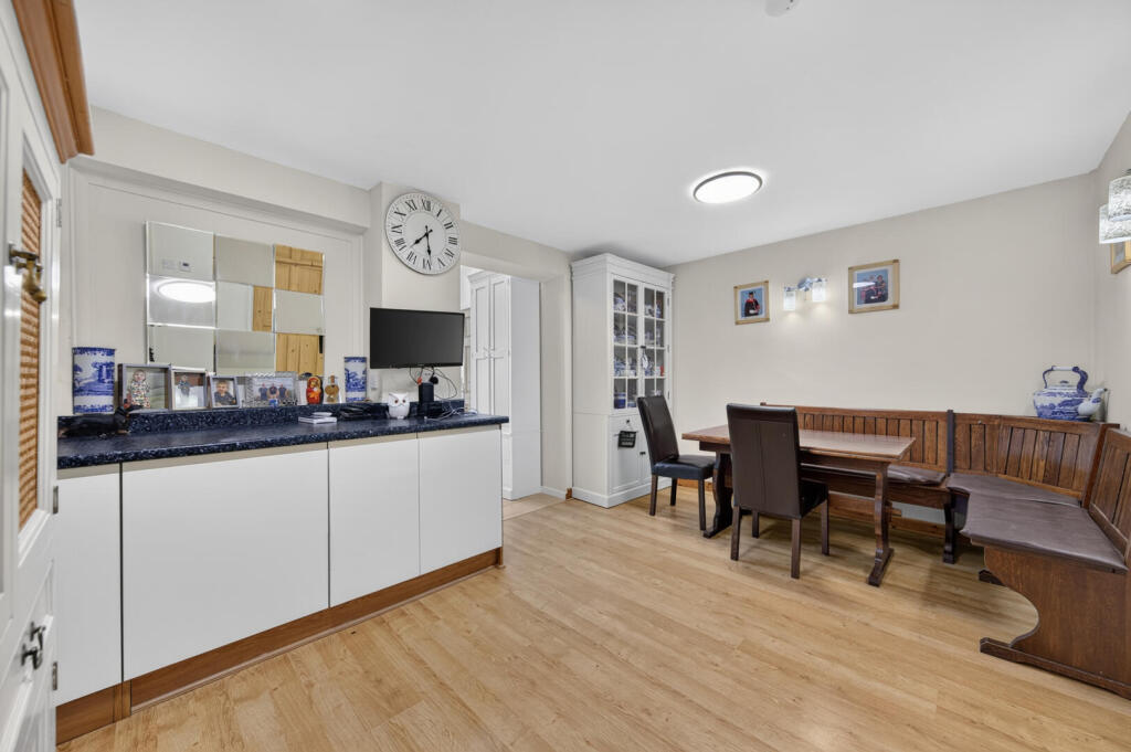 House in Luton - View 5