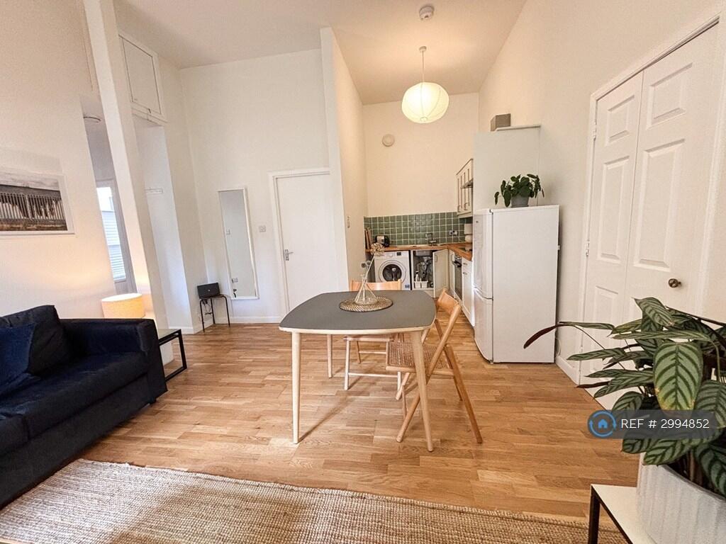 Apartment in Edinburgh, The Shore, Leith - More