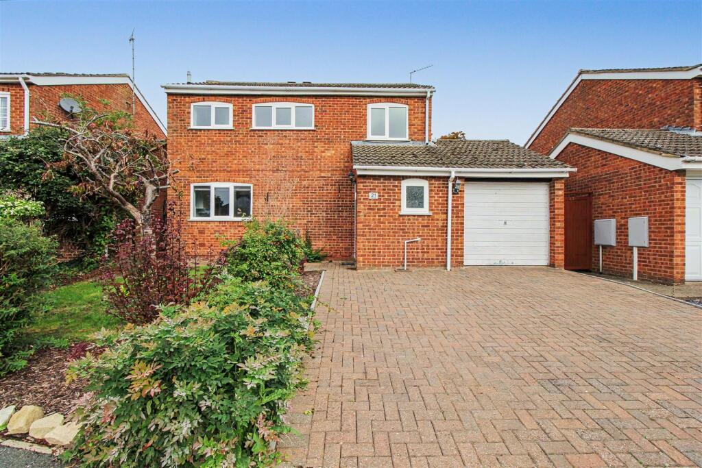 3-bed detached on NN9 Mallows Drive, Raunds, £270,000
