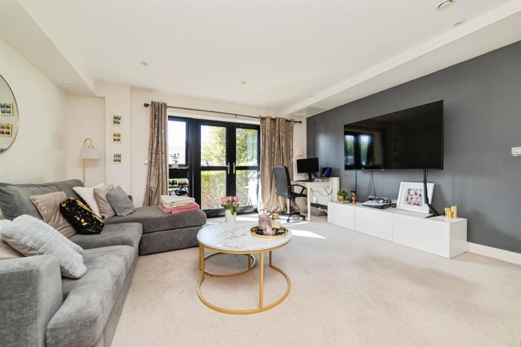 Apartment in Welwyn Hatfield, Hertfordshire - View 3