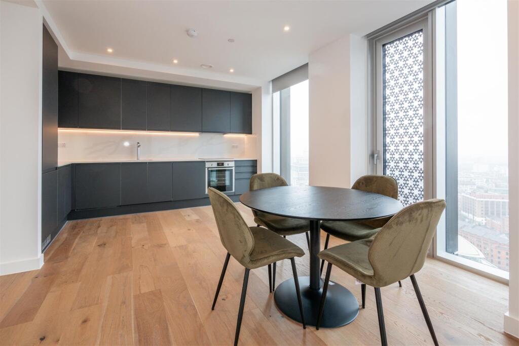 Apartment in Manchester, City Centre - View 5