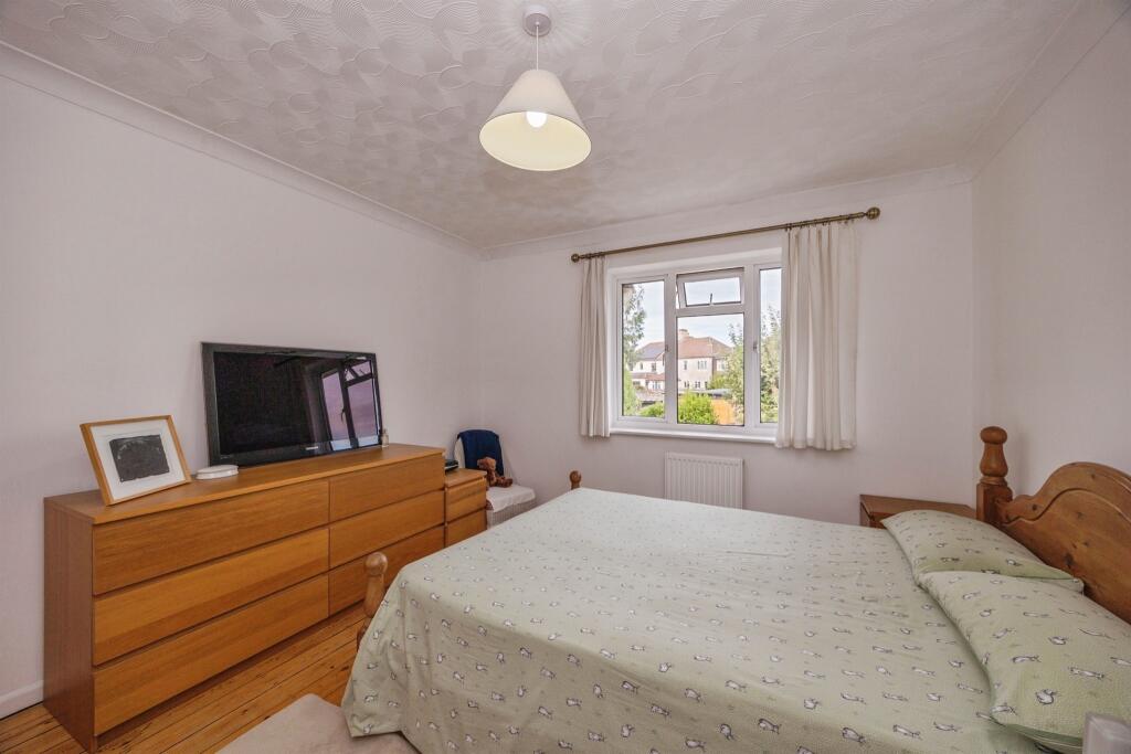 House in Clanfield - View 5
