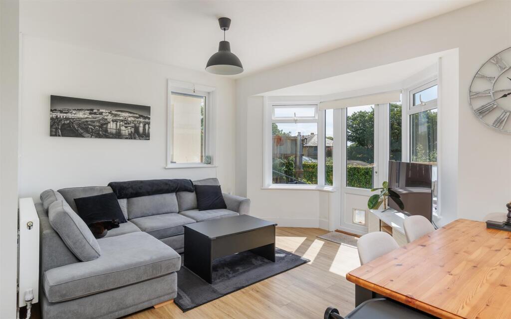 THREE BEDROOM BUNGALOW - Zig Zag Road, Ventnor - View 4
