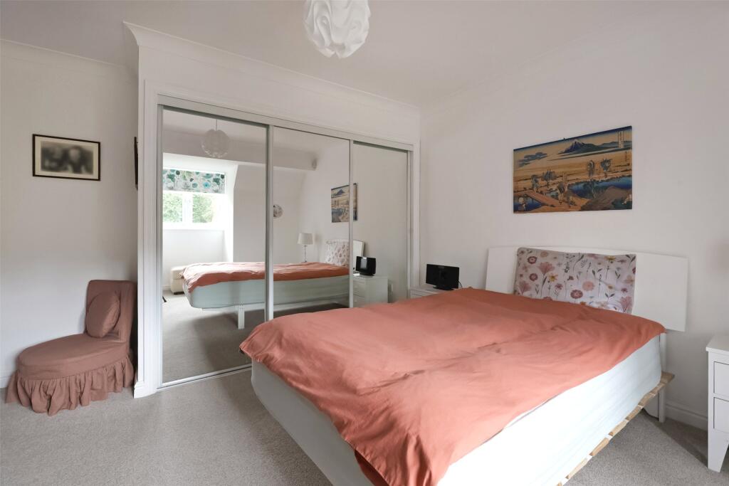 Apartment in Mole Valley, Dorking - More
