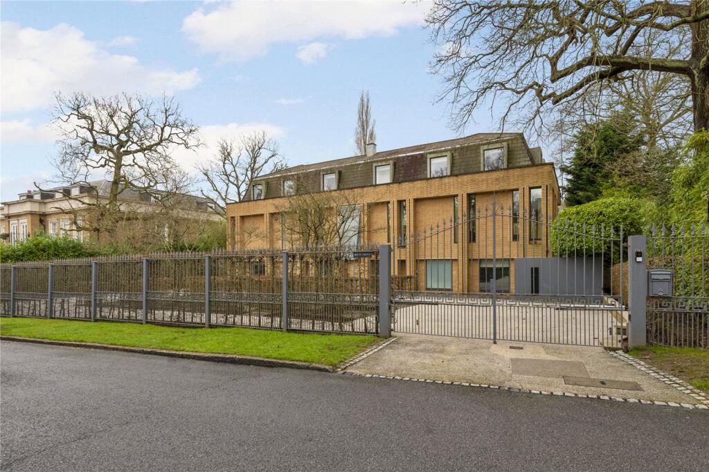 House in London, Royal Borough of Kingston upon Thames - View 2
