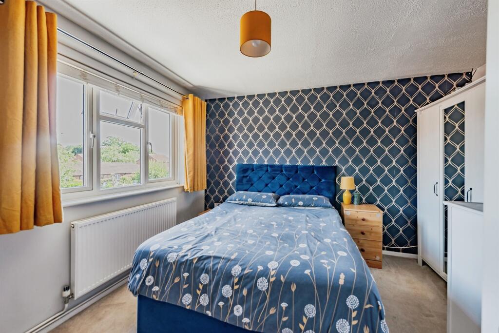 House in Crawley, Bewbush - More