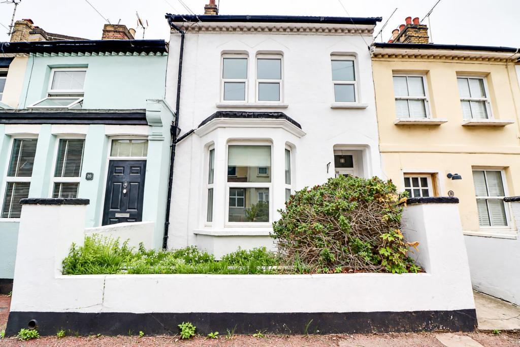 2-bed semi-detached on Park Street, Westcliff-on-sea, £325,000