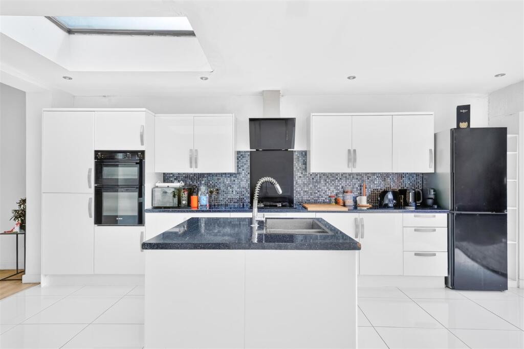 House in London, Fairlop - More