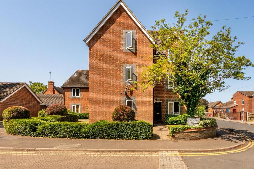 Main image of property: Stratheden Place, Reading RG1