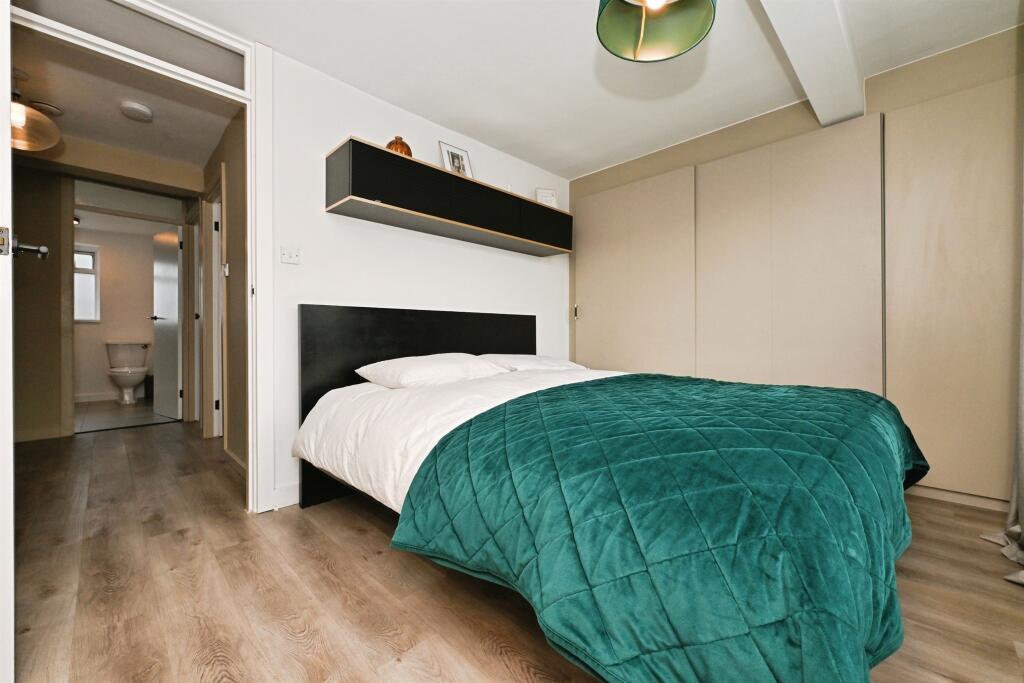 House in Broxbourne, Wormley - View 4