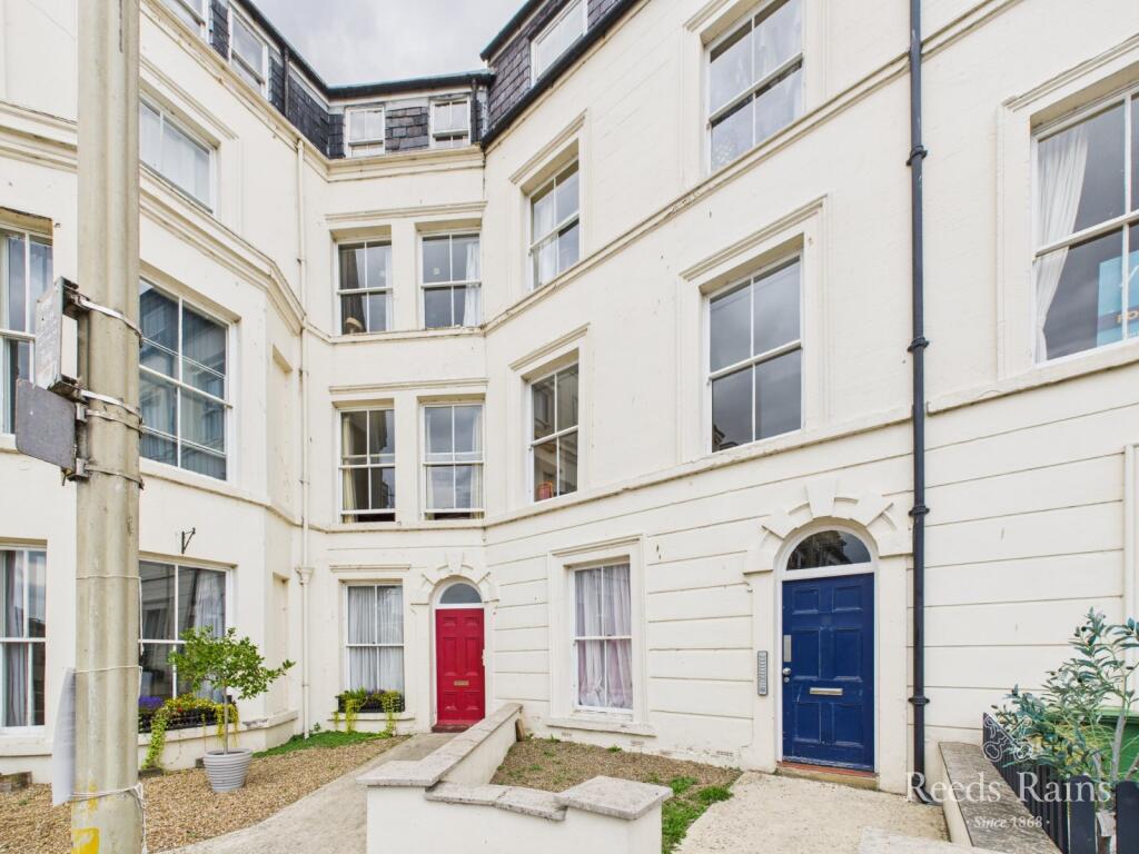 1-bed flat on West Square, Scarborough, North Yorkshire, YO11, £70,000