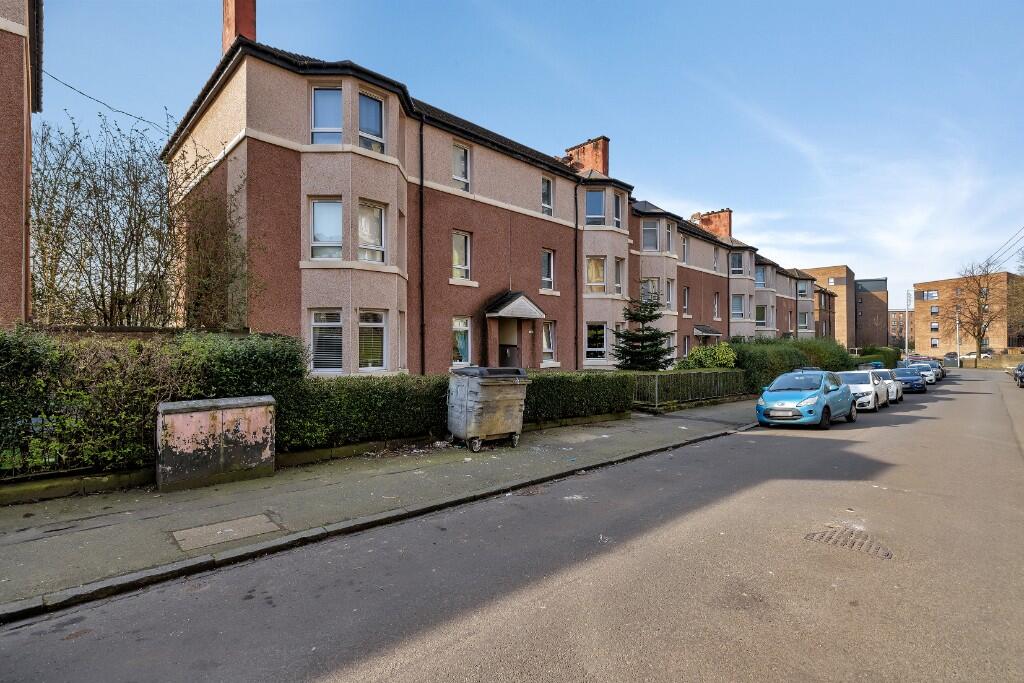 2-bed flat on Larchfield Avenue, Glasgow, G14, £120,000