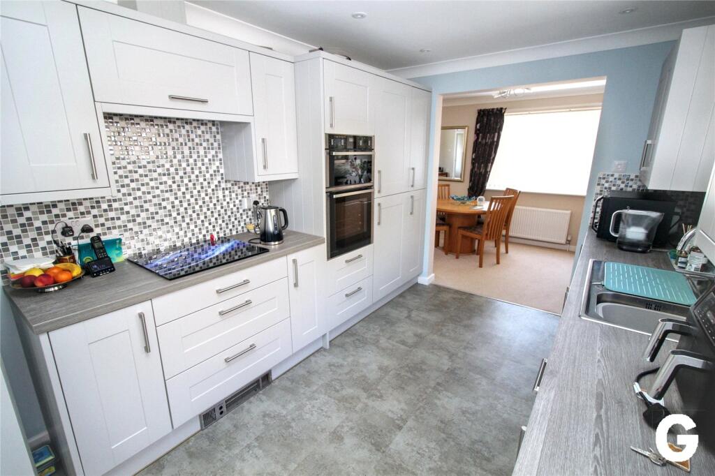 Wanstead Close, Ringwood, Hampshire, BH24 photo 4