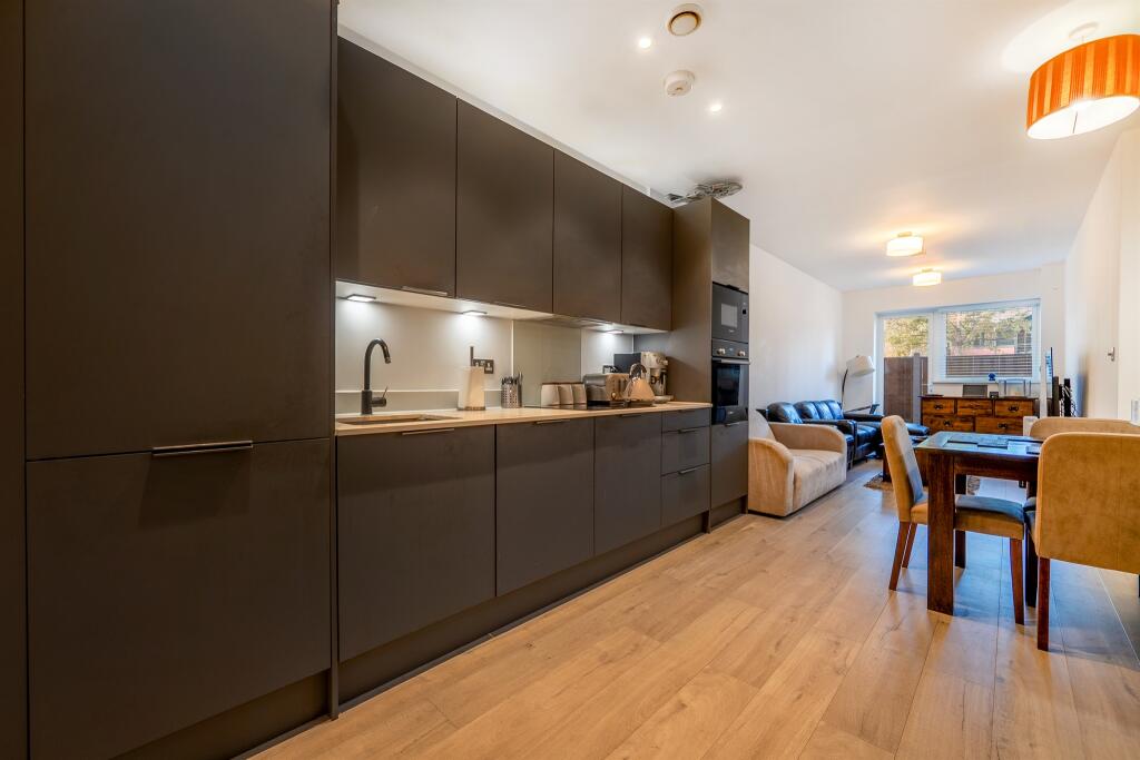 Apartment in Slough, Windsor and Maidenhead - View 2