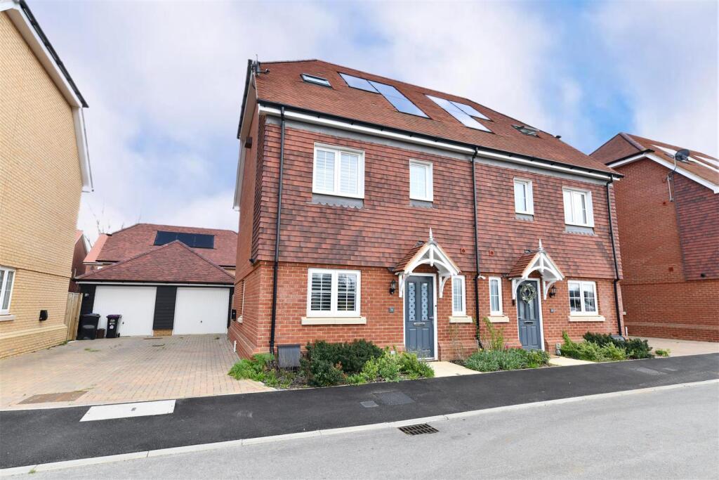 Main image of property: Dunnock Close, Knebworth