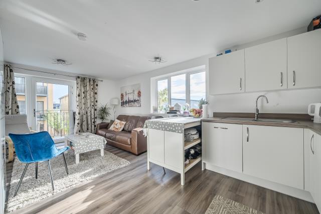 Apartment in Maidenhead, North Town - View 3