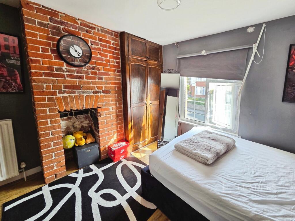 House in Southampton - More