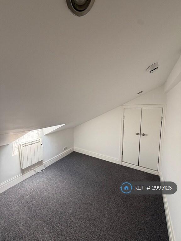 Apartment in Gloucester - View 4