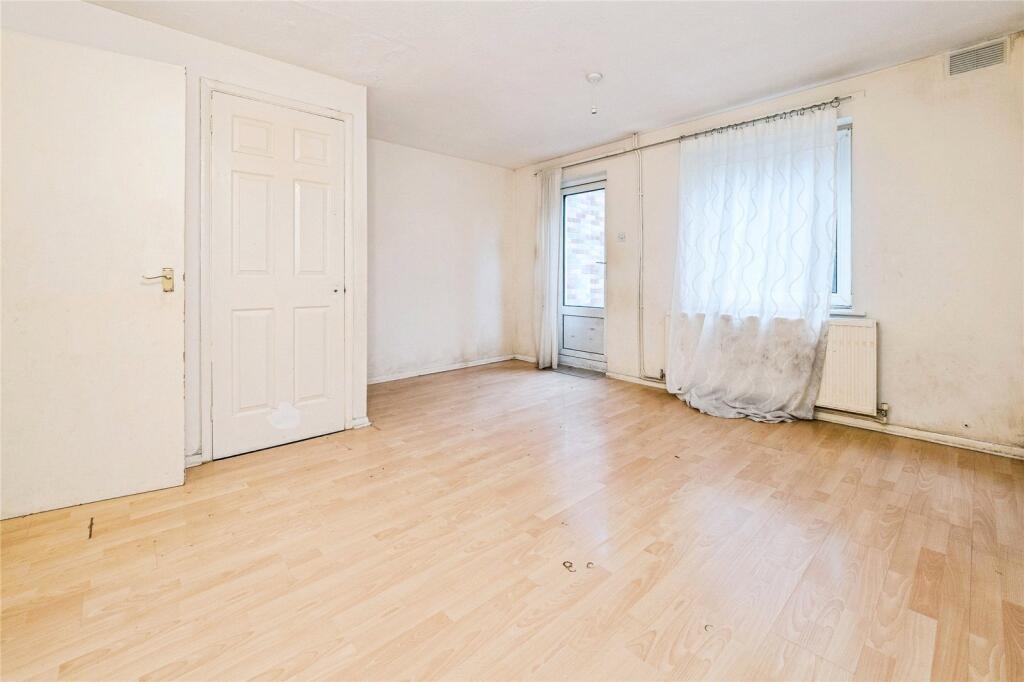 Emerald Close, Beckton, London, E16 photo 2
