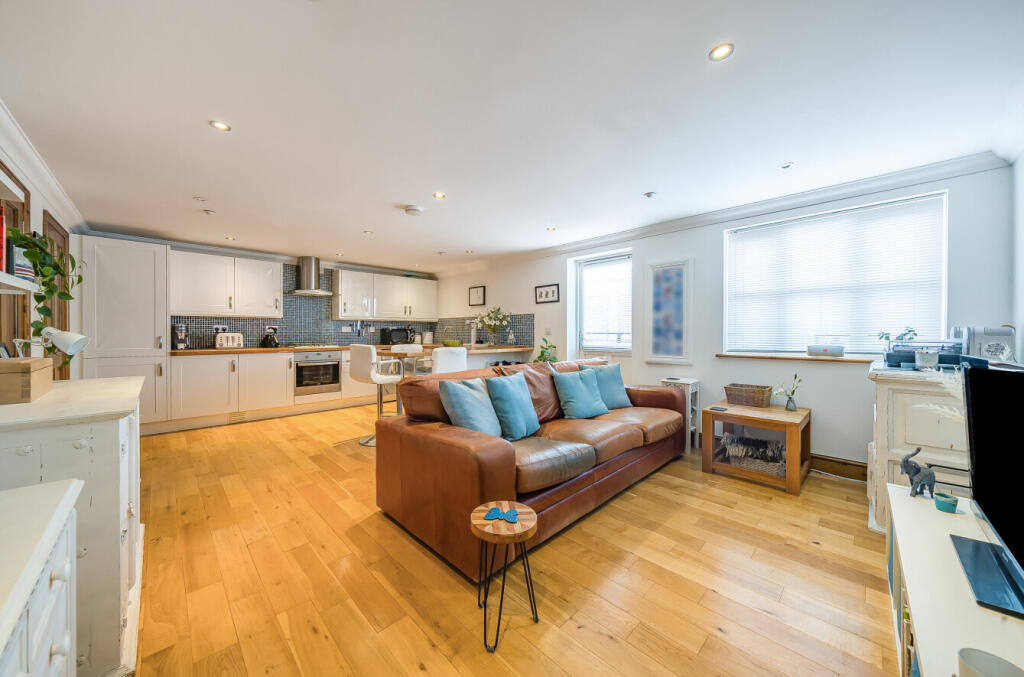 3-bed flat on Regency Way, Riverside, Bishop's Stortford, Hertfordshire, CM23, £250,000