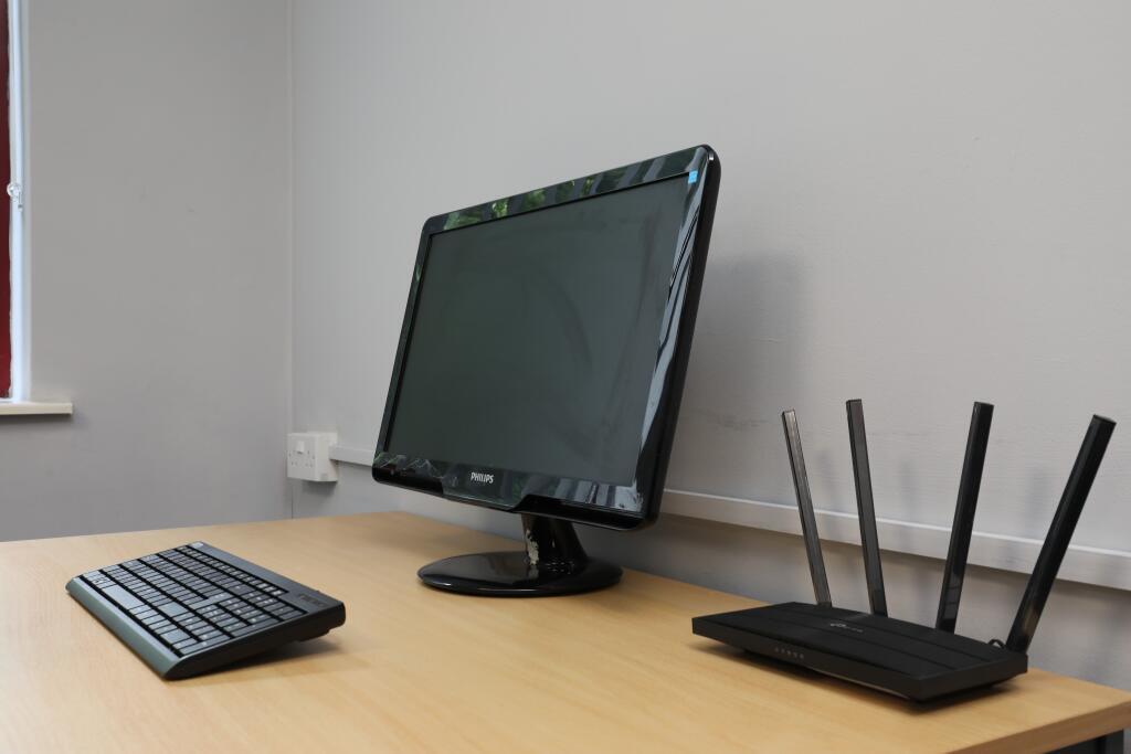 Hot Desk with WiFi
