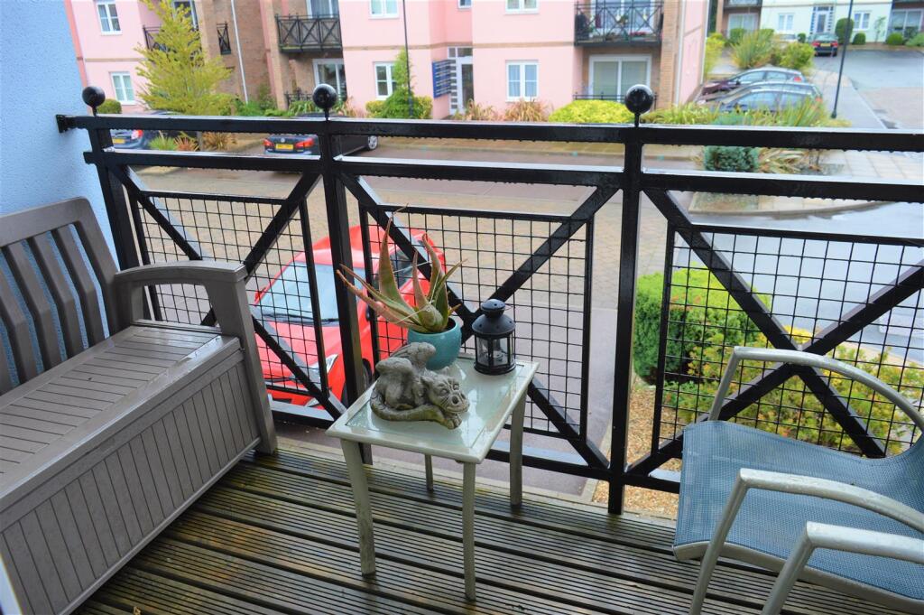 Apartment in Cardiff, Llanishen - More