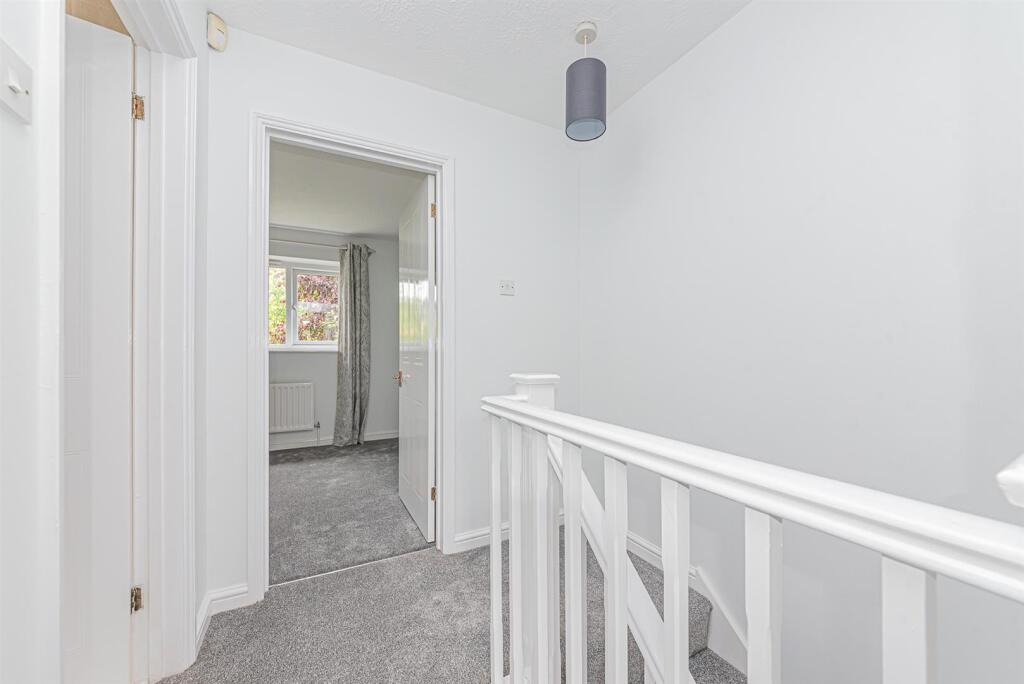 House in Wokingham, Emmbrook - View 5