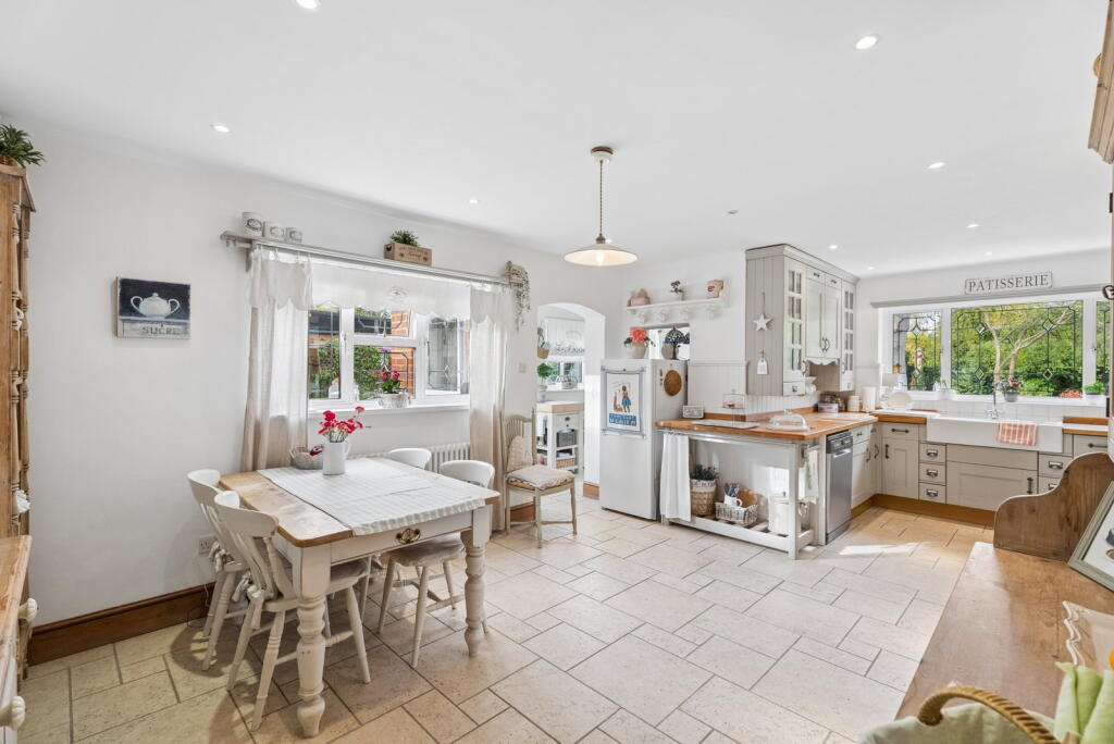 House in Slough, Stoke Poges - More