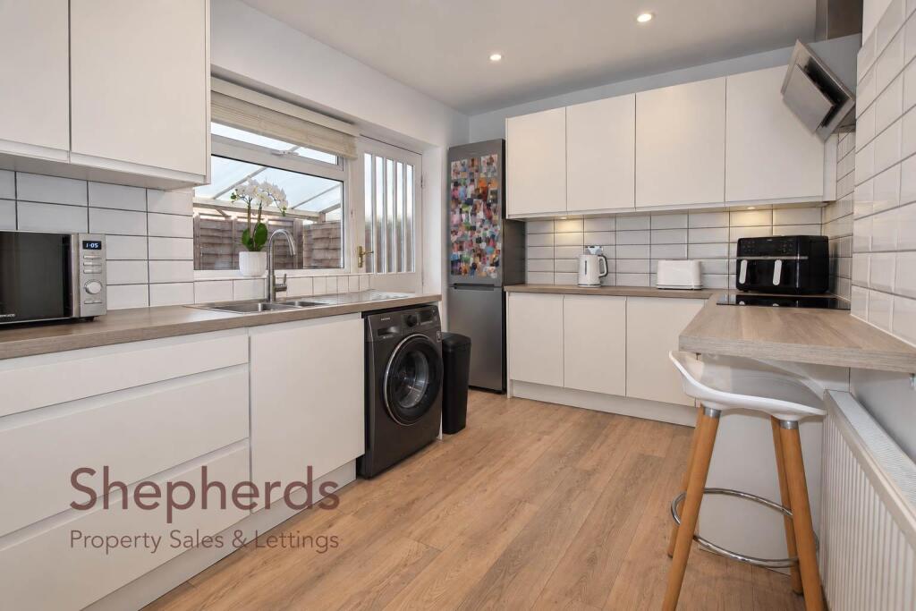 House in Waltham Cross, Churchgate - More