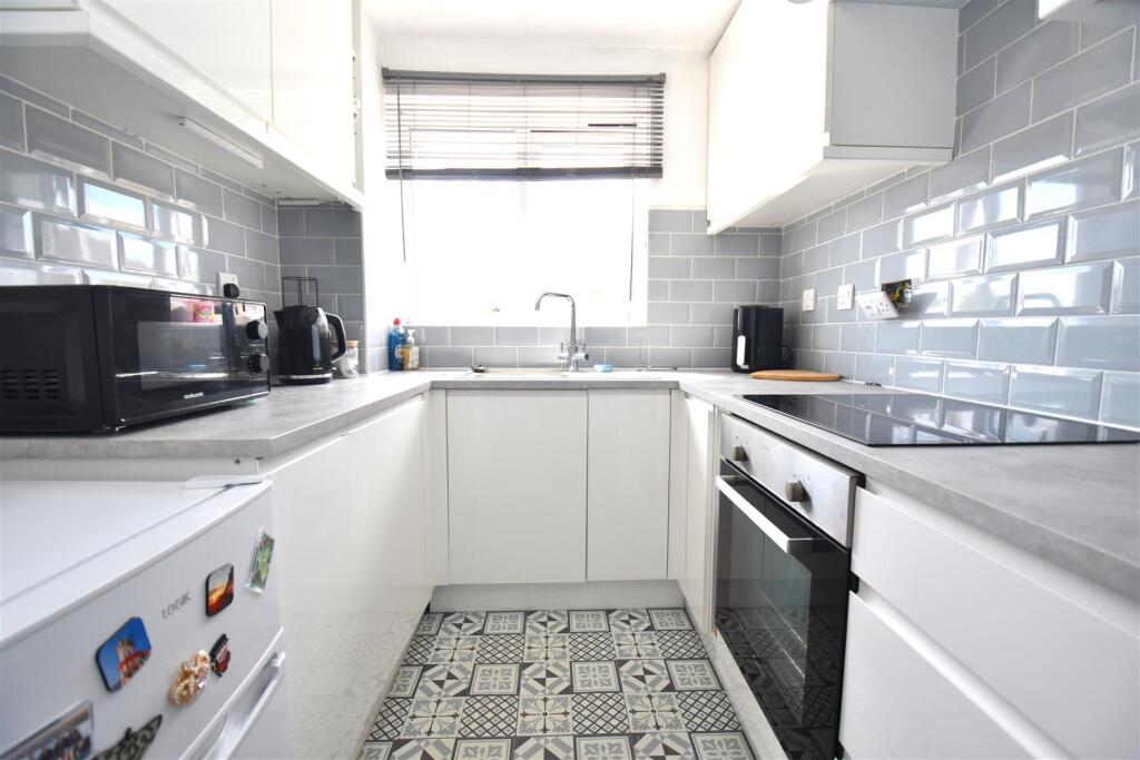 Apartment in Southend-on-Sea - View 3