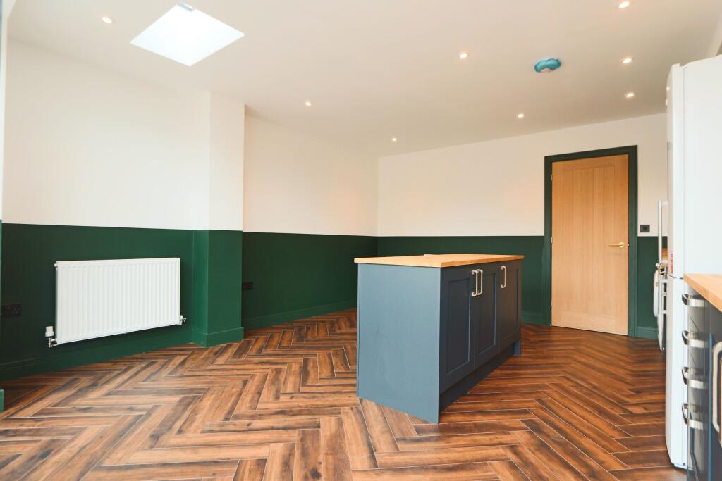 6 bedroom semi-detached house for rent