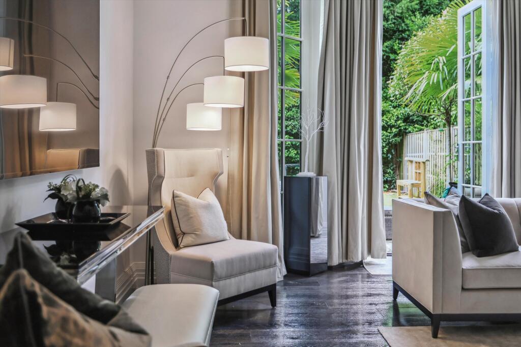Charlotte Terrace, Princess Square, Esher, Surrey, KT10 photo 4