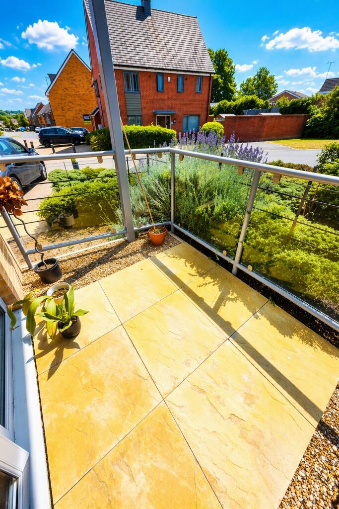 Apartment in Sevenoaks, Swanley - More