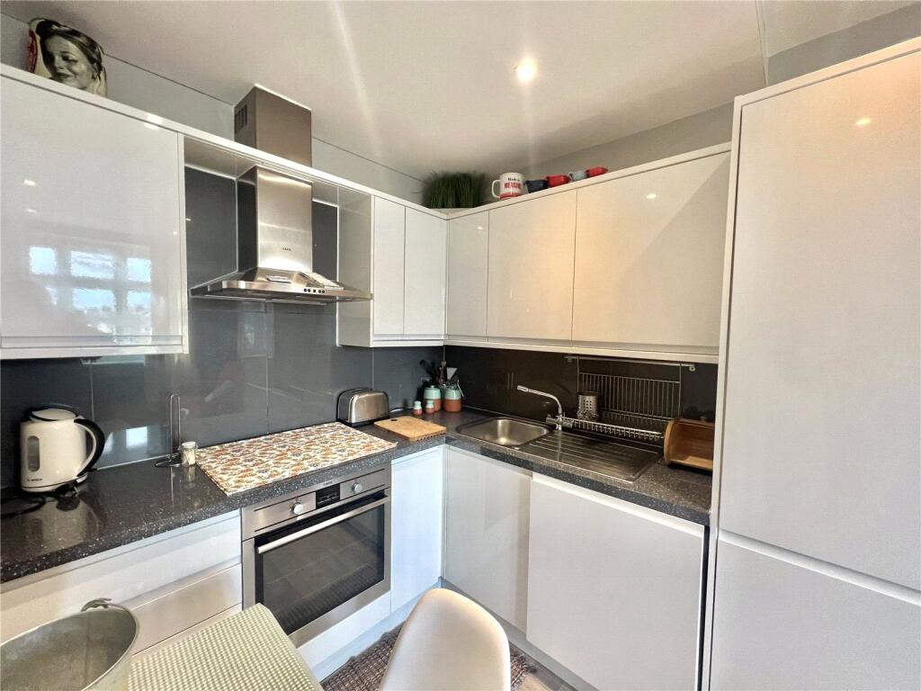Apartment in Watford - View 3
