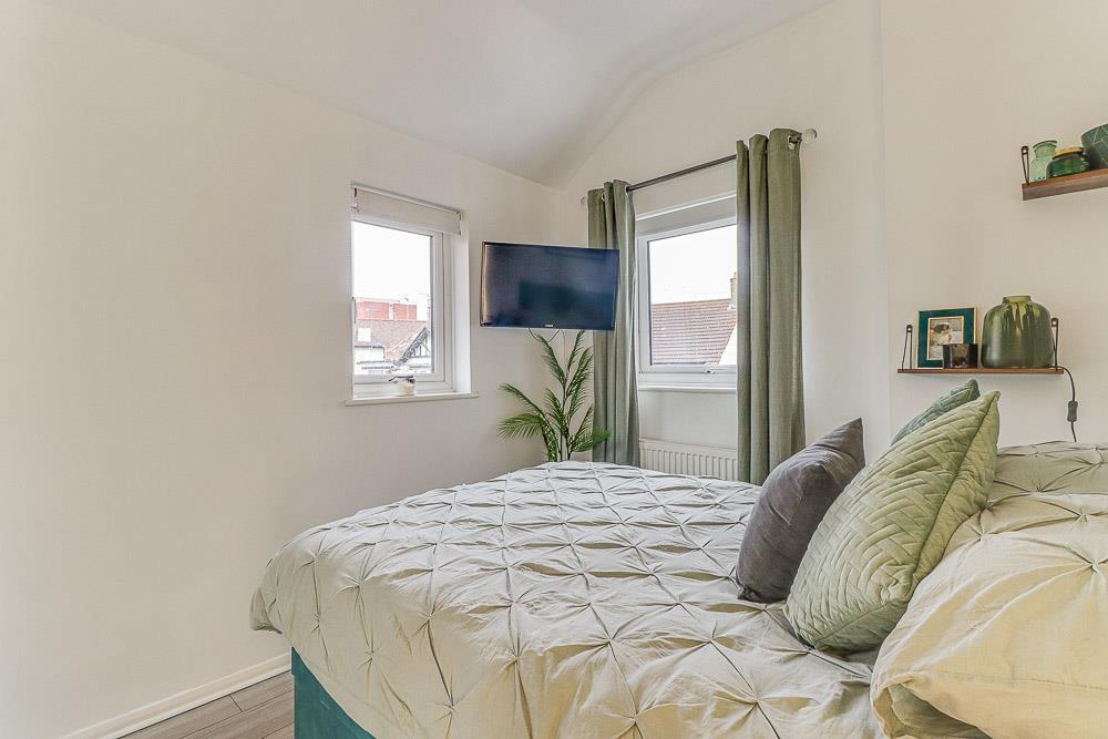 Apartment in Southend-on-Sea - More