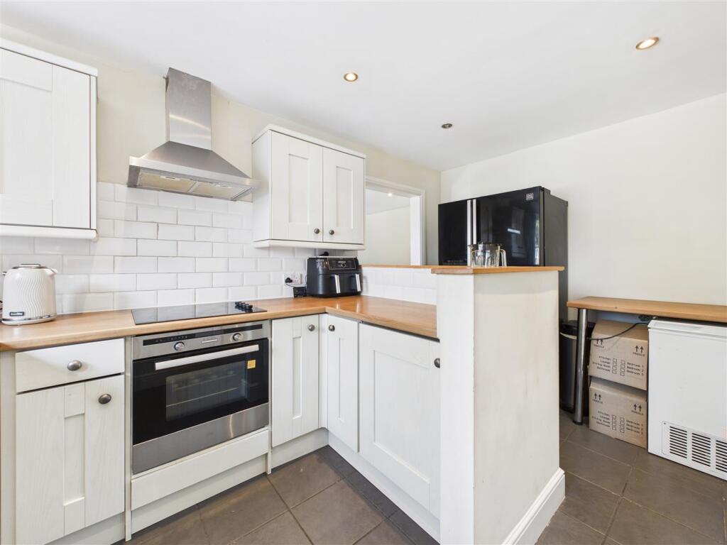 Apartment in Chesterfield, Brampton - More