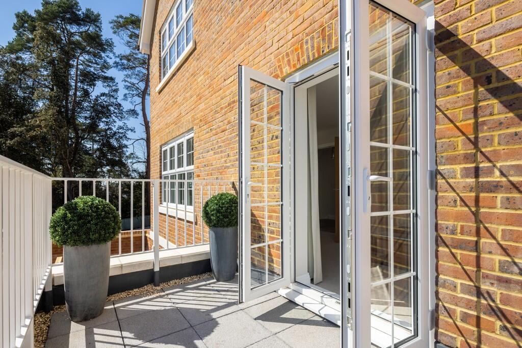 House in Elmbridge, Weybridge - More