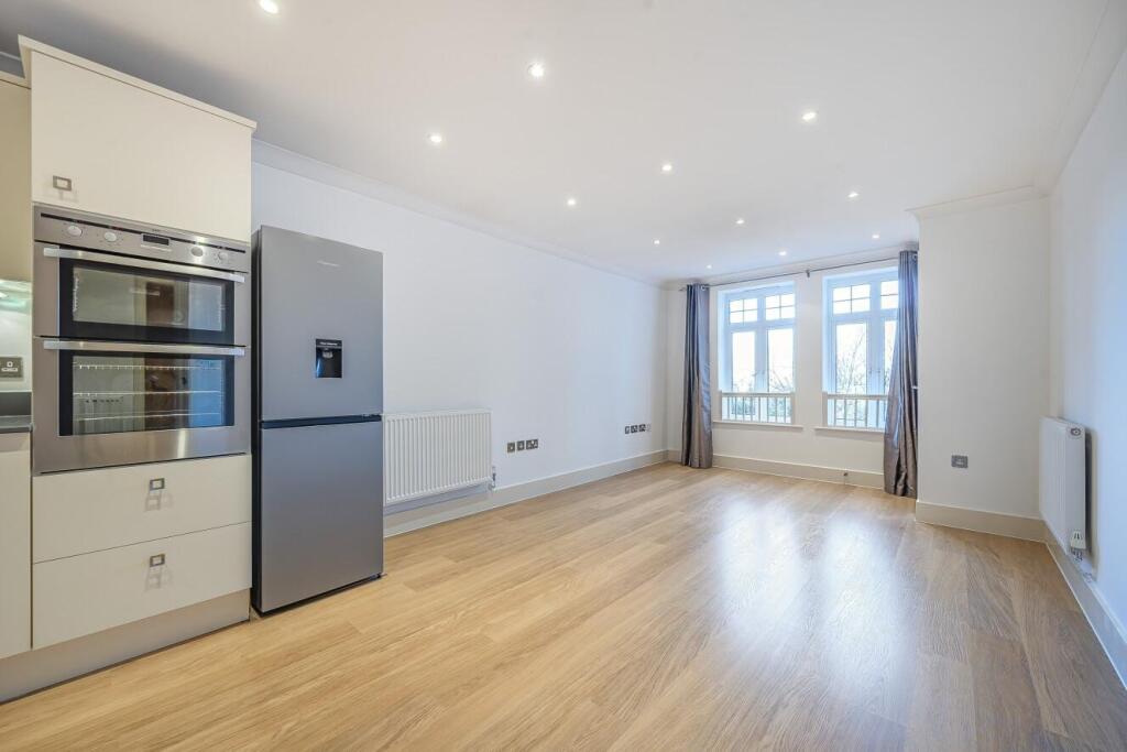 Apartment in Kingston upon Thames - View 3