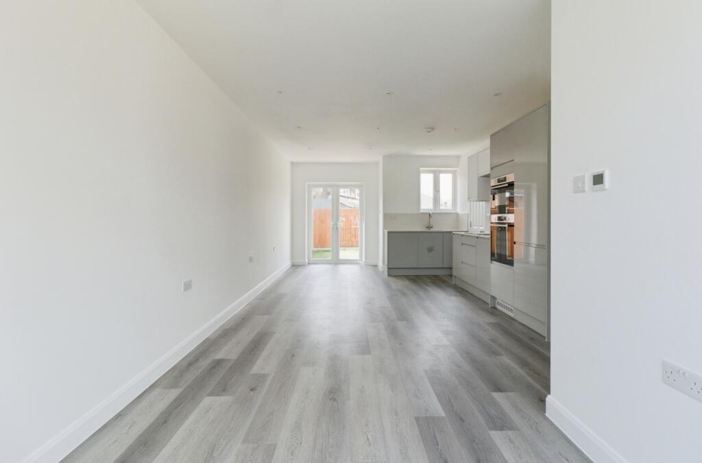 South Park Crescent, London, SE6 - View 3