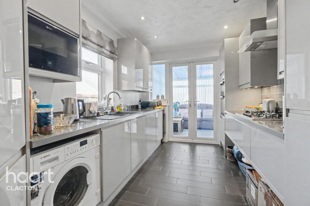 Broadmere Close, Clacton-On-Sea photo 3