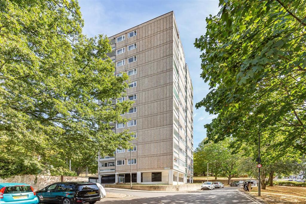1-bed flat on Ellisfield Drive, Putney, £215,000